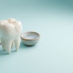 Close-up illustration of a cracked molar tooth with a small crack across the chewing surface